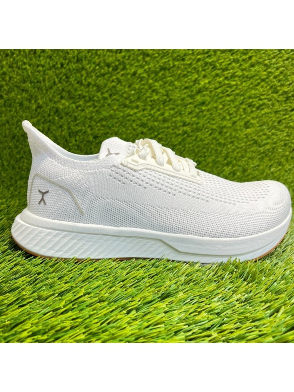 Flux Adapt Runner White Gum Womens Size 7.5 Running Athletic Walking Knit Shoes